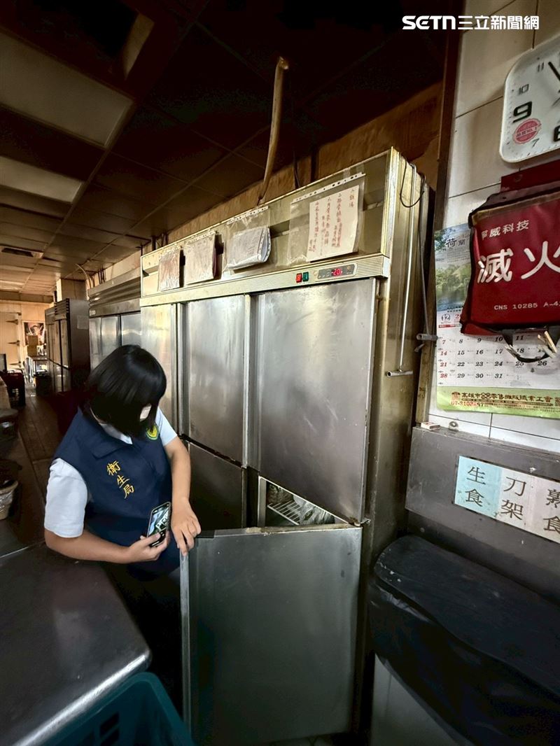 衛生局回應,已採集1名發病個案及5名廚工人體檢體送驗中,釐清真相。(圖/翻攝畫面)