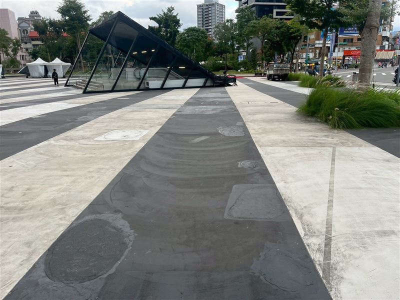 北藝地坪鋪面破損逾400處,被批「光滑豆腐變乳酪起司」。(圖/取自北市民進黨議員陳賢蔚臉書)