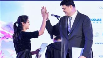 姚明15歲女兒現身！身高190超過父親肩膀