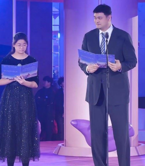 中國退役球星姚明,帶著15歲女兒姚沁蕾出席慈善晚會。(圖/翻攝微博)