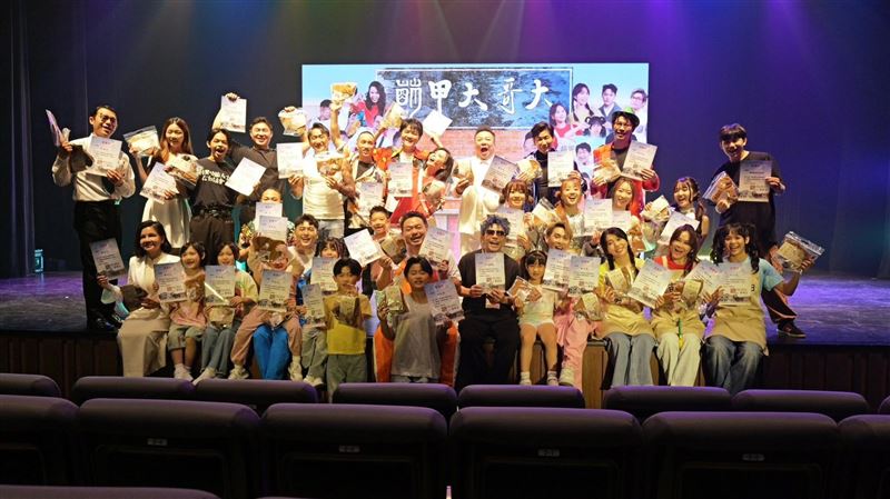 《萌甲大哥大》全體演員拿著祥育啟智教養院送的感謝狀,笑得很開心。(圖/秀卡司娛樂提供)