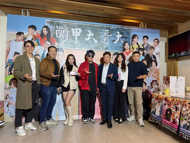 新雅典國際生技執行長賴菲利(右三)帶領團隊與東諺(右四)拍照留念。(圖/秀卡司娛樂提供)