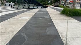 北藝地坪鋪面破損逾400處，被批「光滑豆腐變乳酪起司」。（圖／取自北市民進黨議員陳賢蔚臉書）