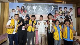 台北市眾躍獅子會會長陳鴻銓(左三)帶著會務團隊與東諺(左二)、董至成(左四)、明亮(左五)合照。(圖/秀卡司娛樂提供)