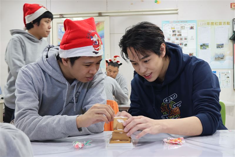 心思細膩的孫麥傑特別詢問與憨兒們最佳互動方式。(圖/真善美社會福利基金會提供)