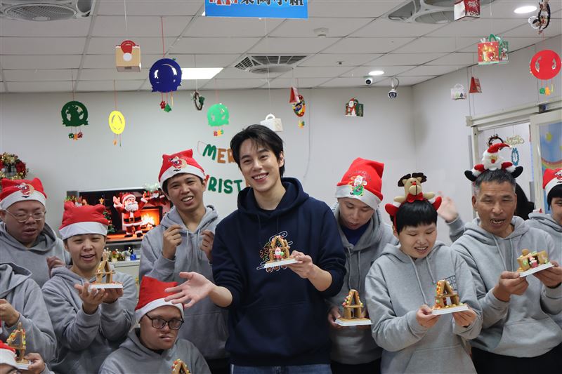 孫麥傑化身「最帥聖誕老公公」前往社會福利基金會與憨兒們互動。(圖/真善美社會福利基金會提供)