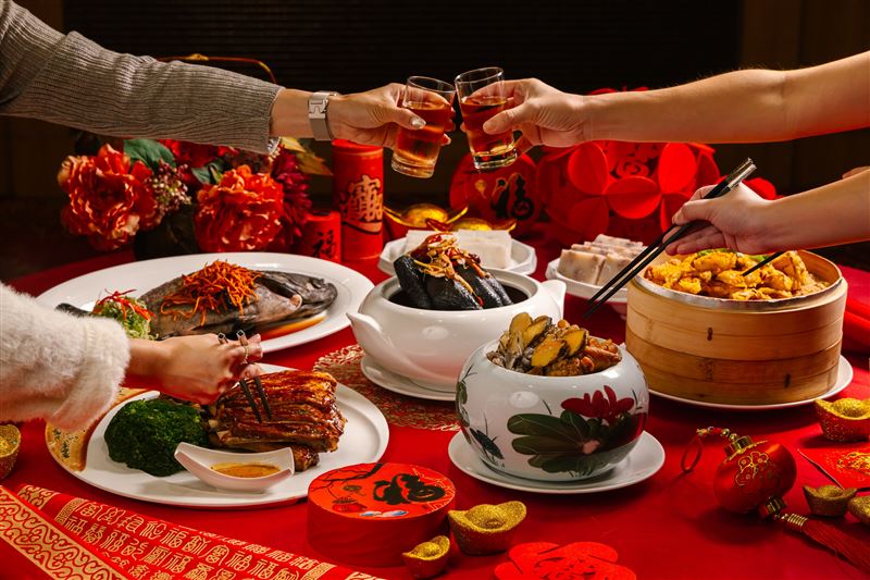 福容花蓮店外帶年菜全額支付年菜組合,早鳥加贈港式臘味蘿蔔糕乙條。(圖/品牌業者提供)