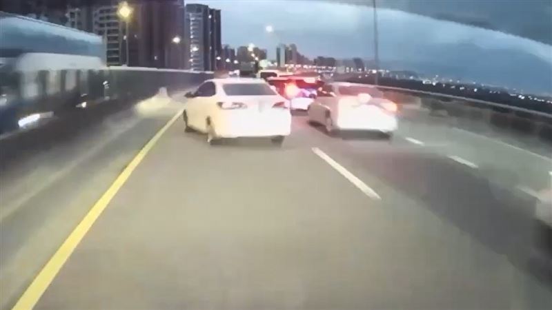 謝女所駕駛的車輛突然變換車道。(圖/翻攝畫面)