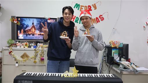 撕漫男神化身「最帥聖誕老公公」陪伴憨兒