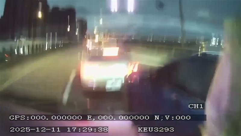 垃圾車猛撞2車瞬間。(圖/翻攝畫面)