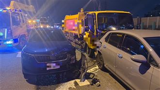三寶女開車突換車道　害垃圾車猛撞2車