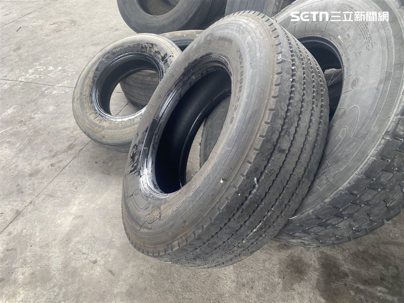 大貨車貨物未捆妥,數百支鐵釘散落國道,導致多車中釘受害。(圖/翻攝畫面)