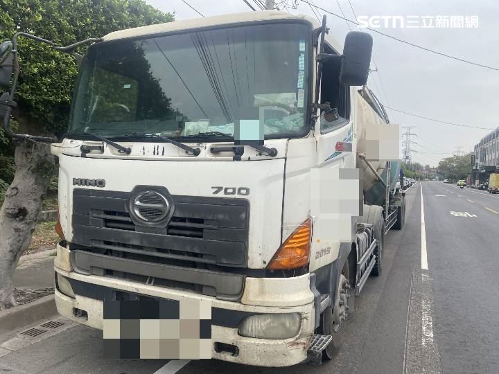 國1北上彰化系統交流道慘變「鐵釘障礙賽」,至少6車中釘受害。(圖/翻攝畫面)