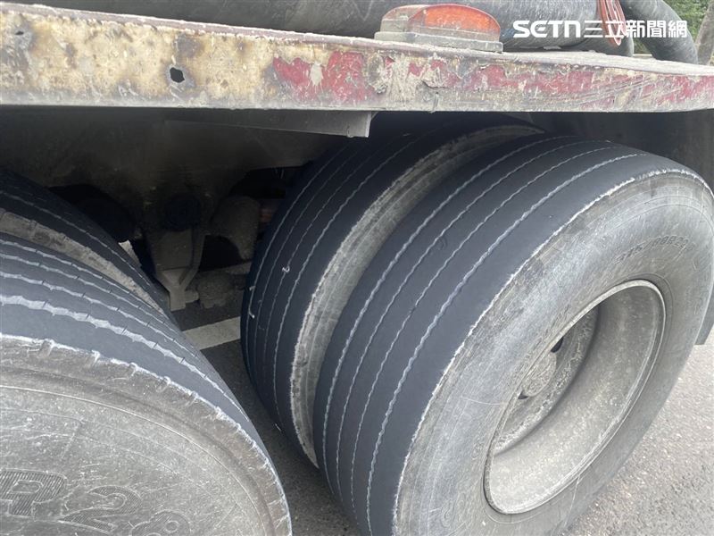 大貨車貨物未捆妥,數百支鐵釘散落國道,導致多車中釘受害。(圖/翻攝畫面)