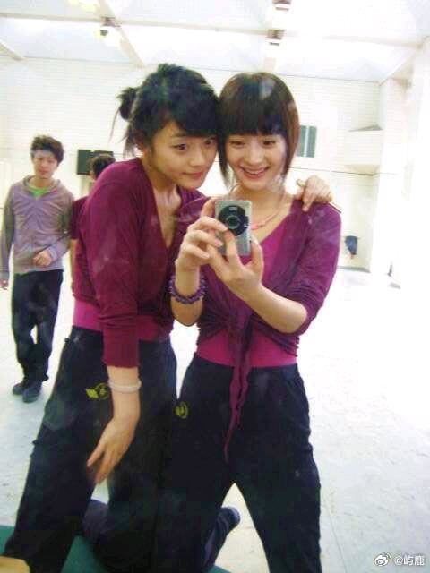 楊冪(右)大學時期照片流出,被不少粉絲大讚從小美到大。(圖/翻攝自微博)