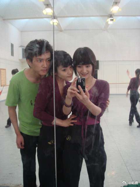 楊冪(右)大學時期照片流出,被不少粉絲大讚從小美到大。(圖/翻攝自微博)