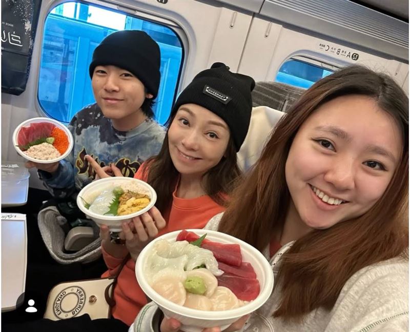 季芹母子三人遇暴雪,導致飛往東京的班機取消。(圖/翻攝自季芹IG)