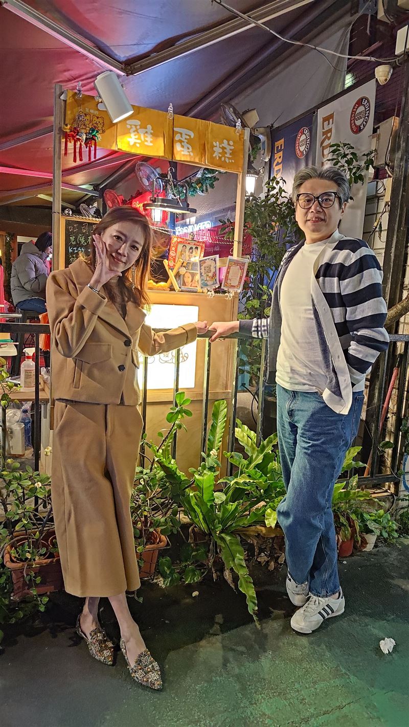 裴琳（左）賣雞蛋糕，製作人汪冠瑋前來相挺。（圖／記者鍾智凱攝影）