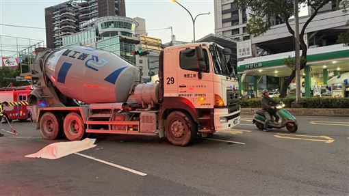新店水泥預拌車擦撞機車　女騎士遭輾慘死