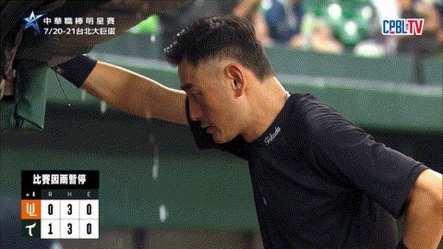 楊崇煇因其清秀外型,常被球迷譽為「中職最帥裁判」。(圖/翻攝自CPBLTV)