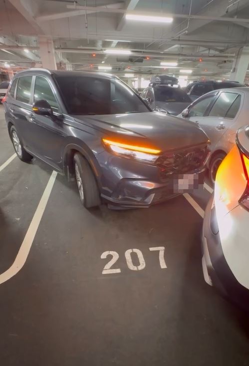 台中北屯區好市多爆發搶車位亂象,休旅車斜插搶位畫面曝光。(圖/翻攝爆料公社臉書)