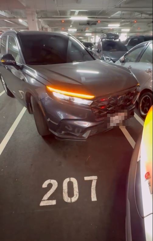 台中北屯區好市多爆發搶車位亂象,休旅車斜插搶位畫面曝光。(圖/翻攝爆料公社臉書)