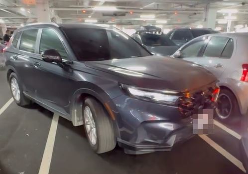 台中北屯區好市多爆發搶車位亂象,休旅車斜插搶位畫面曝光。(圖/翻攝爆料公社臉書)