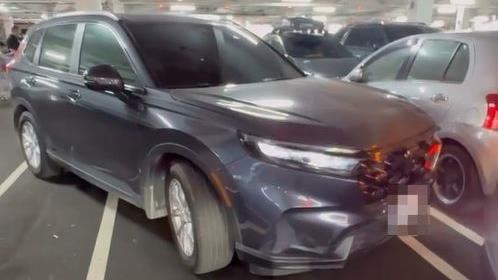 她倒車被搶位沒人理！好市多員工出手相助