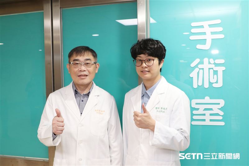 仁愛長庚合作聯盟醫院整形外科郭曉芮醫師(右)強調,頭頸癌重建的成功標準是讓病人重返社會,關鍵在於將設計好的游離皮瓣精準拼回,不僅要修補外觀,更要重建吞嚥、發音等核心功能,最終目標是讓患者能夠恢復社交與自理能力;整形外科高煌凱教授(左)則明確表示,醫院將長庚體系顯微重建的黃金標準和訓練體系帶到南台中,目標是打造中台灣顯微重建指標中心,透過系統化、標準化的流程,確保在地民眾無需遠行,即可享有與國際接軌的高品質重建醫療服務。(圖/院方提供)