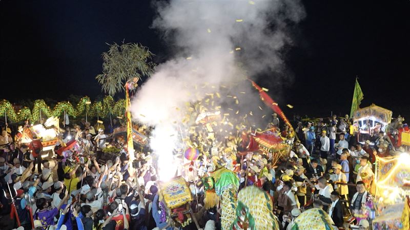 （圖／大部隊在里港隘寮溪堤防邊刈水香。）