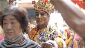 （圖／開基五將中李元帥替信眾加持消災。）