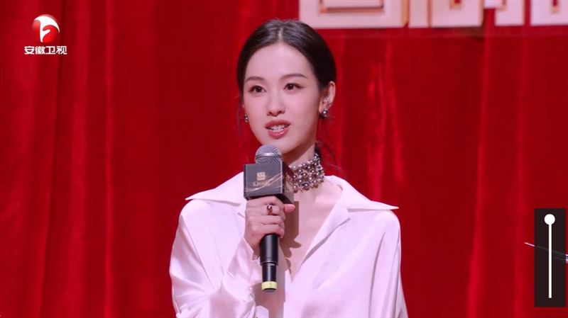 陳都靈出席國劇盛典活動,在紅毯上接受主持人訪問。(圖/翻攝自安徽衛視)