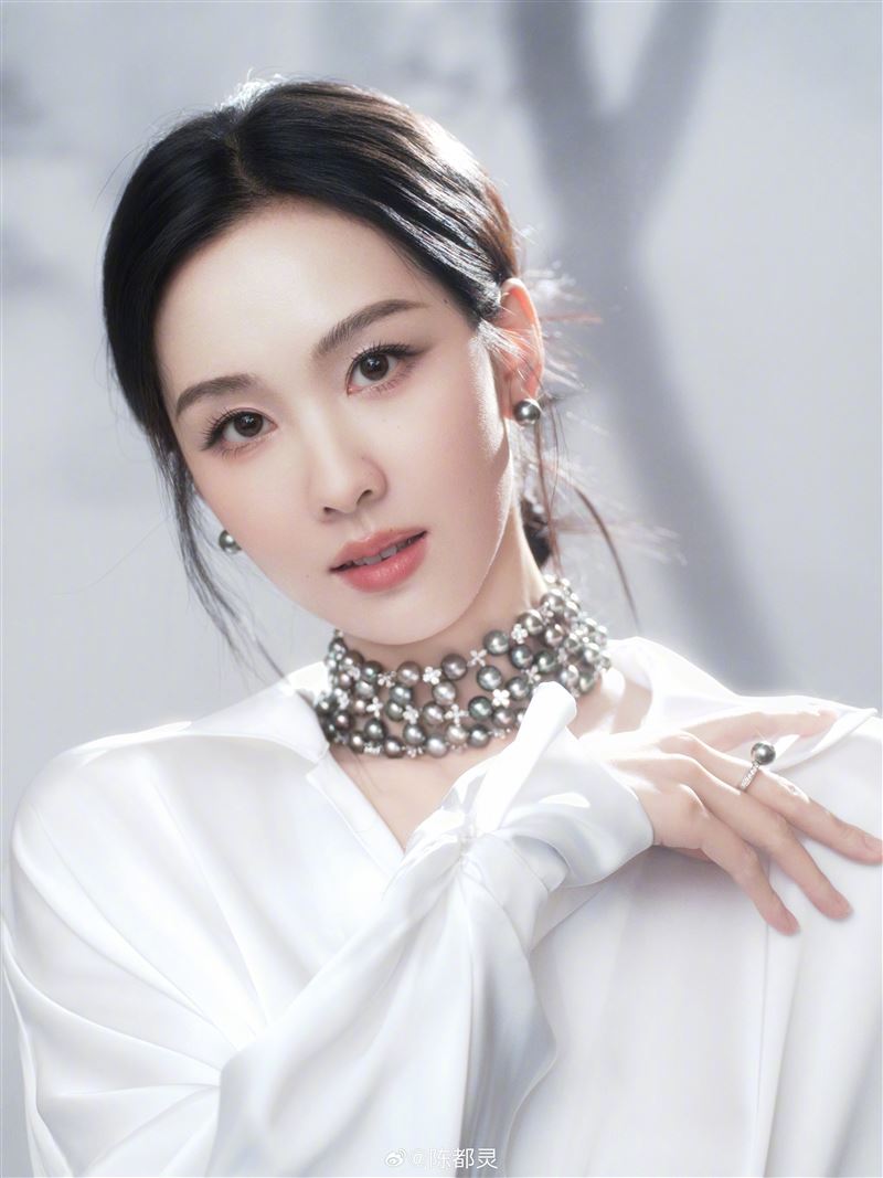 陳都靈出席國劇盛典活動,一襲白色連身裙相當亮眼。(圖/翻攝自微博)