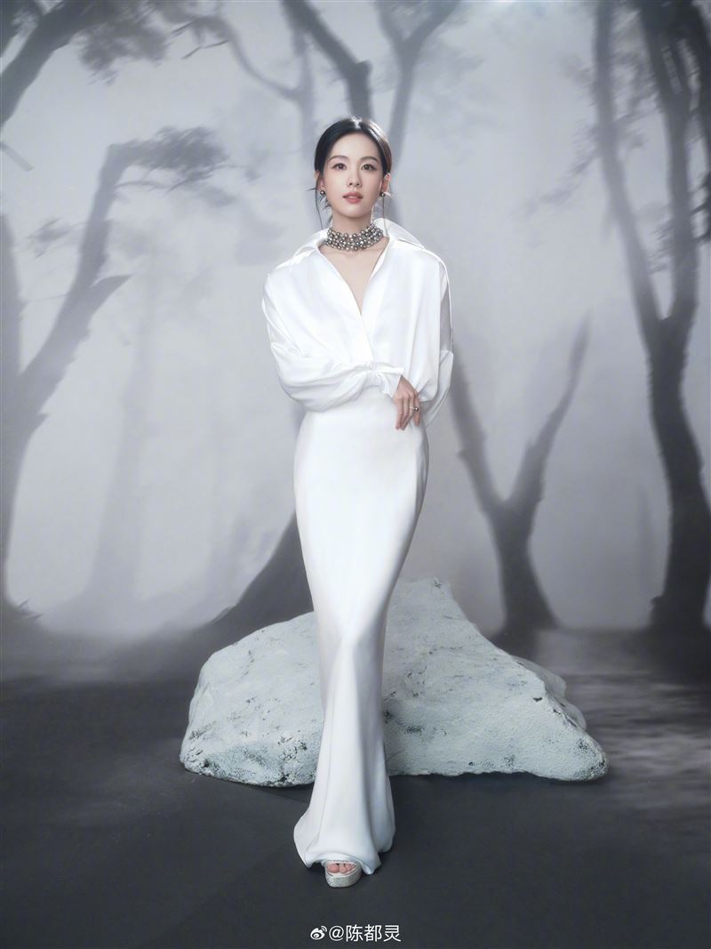 陳都靈出席國劇盛典活動,一襲白色連身裙相當亮眼。(圖/翻攝自微博)