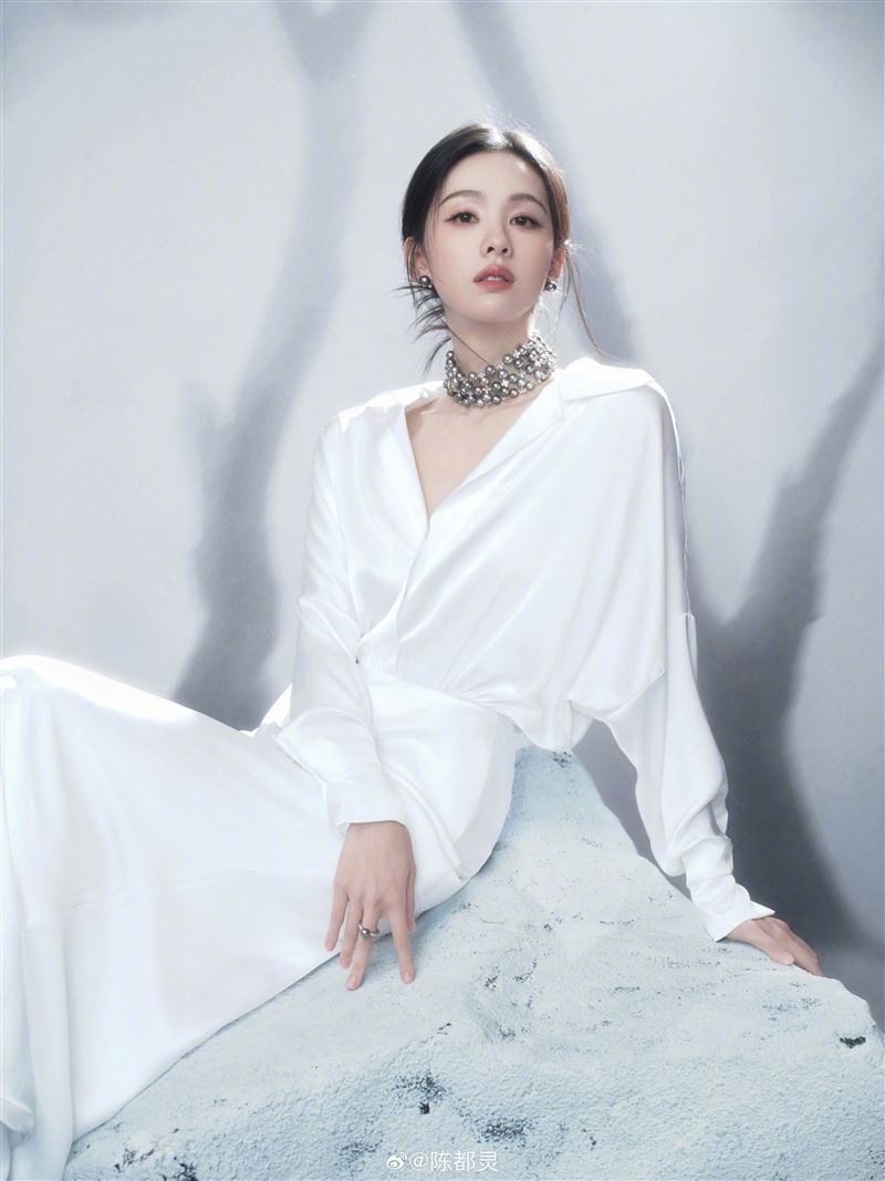 陳都靈出席國劇盛典活動,一襲白色連身裙相當亮眼。(圖/翻攝自微博)