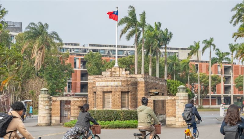 台大、台師大、台科大、政大、中央、清華、陽明交大與屏東大學等 8 校,寒假達 65 天之久。(圖/翻攝自台灣大學臉書)