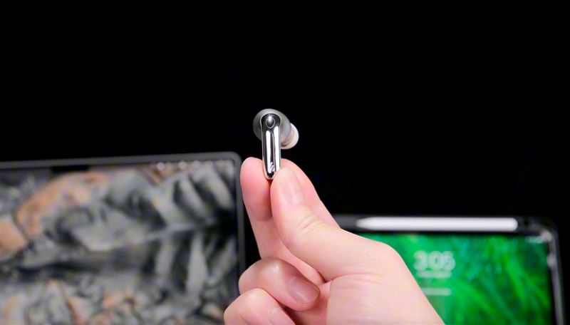 EDIFIER EVOBUDS PRO藍牙抗噪翻譯耳機使用輕量化入耳的設計,就算長時間配戴耳機依然舒適無負擔。(圖/品牌業者提供)