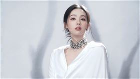 陳都靈出席國劇盛典活動，一襲白色連身裙相當亮眼。（圖／翻攝自微博）