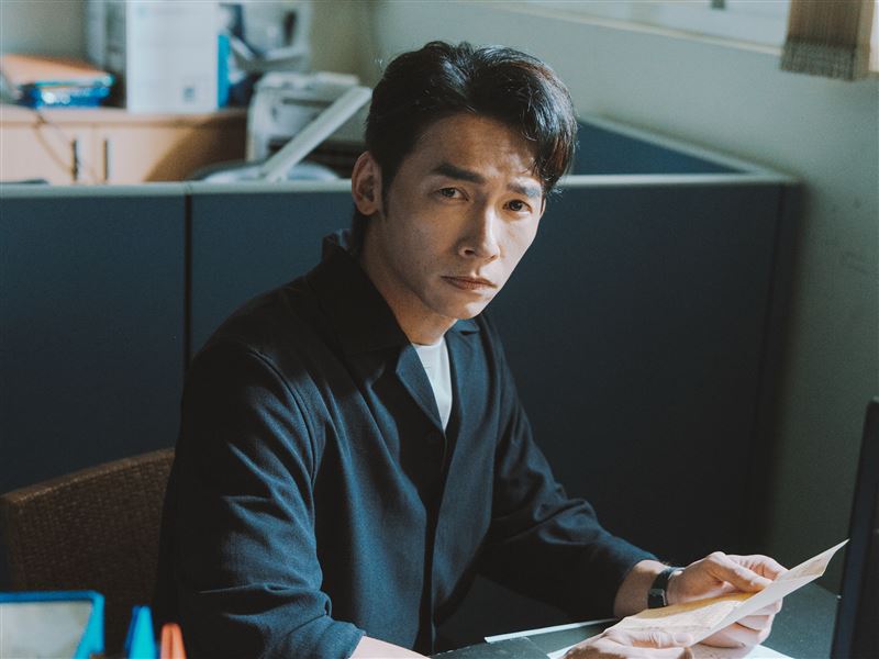 温昇豪即興演出高校師愛玩諧音哏,意外效果讓黃偉晉讚嘆「老師很會玩」。(圖/映底子國際傳媒股份有限公司提供)