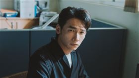 温昇豪即興演出高校師愛玩諧音哏，意外效果讓黃偉晉讚嘆「老師很會玩」。（圖／映底子國際傳媒股份有限公司提供） 