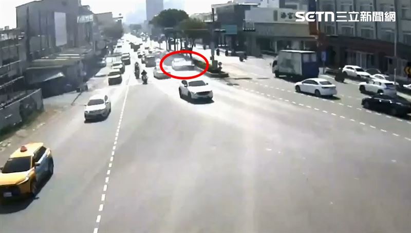 停在內側的特斯拉因無處閃避,遭車輪迎面擊中受損。(圖/翻攝畫面)