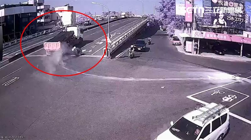 台南大貨車右轉上橋出狀況,右後方車輪突然離家出走。(圖/翻攝畫面)