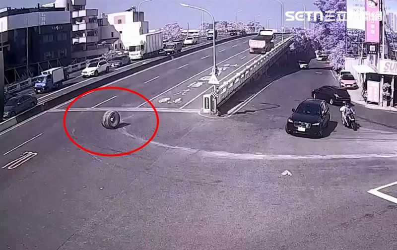 台南大貨車右轉上橋出狀況,右後方車輪突然離家出走。(圖/翻攝畫面)