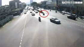 特斯拉,新車,出廠,半小時,大貨車,車輪,砸中,超衰,台南（圖／翻攝畫面）