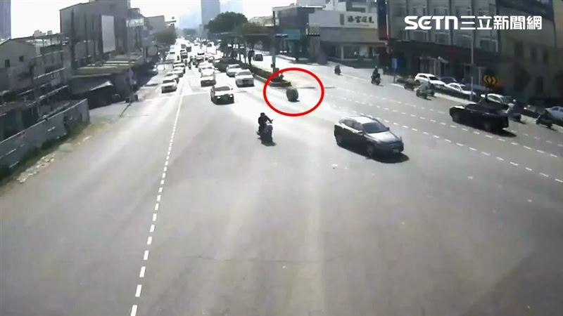 重達200公斤的車輪一路滾向後方車道,過程險象環生。(圖/翻攝畫面)