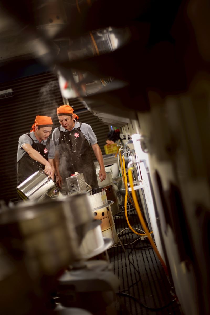 洪都拉斯跟藍葦華在工廠場景中專注製豆腐。(圖/民視提供)