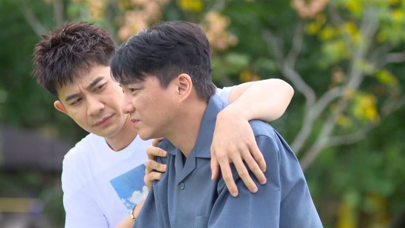 曾子益(左)在劇中飾演萬家小兒子,成為父子之間最溫暖的潤滑劑。(圖/民視提供)