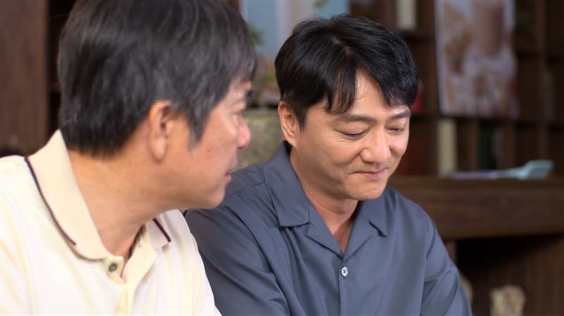 藍葦華(右)與洪都拉斯(左)激盪出濃厚父子情,細膩演技令人動容。(圖/民視提供)