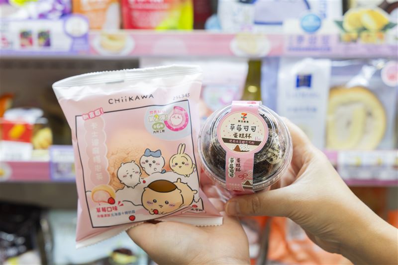 7-ELEVEN甜點跟人氣角色吉伊卡哇聯名推出「吉伊卡哇草莓卡士達麻糬泡芙」，還有吸睛造型「草莓可可蛋糕杯」。（圖／品牌業者提供）