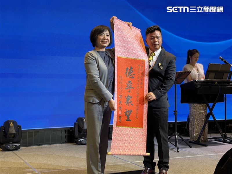 立委何欣純送上賀聯，恭賀新舊理事長交接。(圖/翻攝畫面)